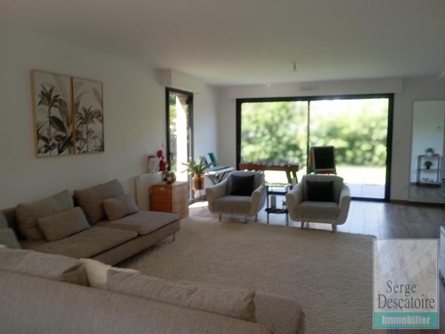En fond d'allÃ©e privÃ©e, splendide maison contemporaine
