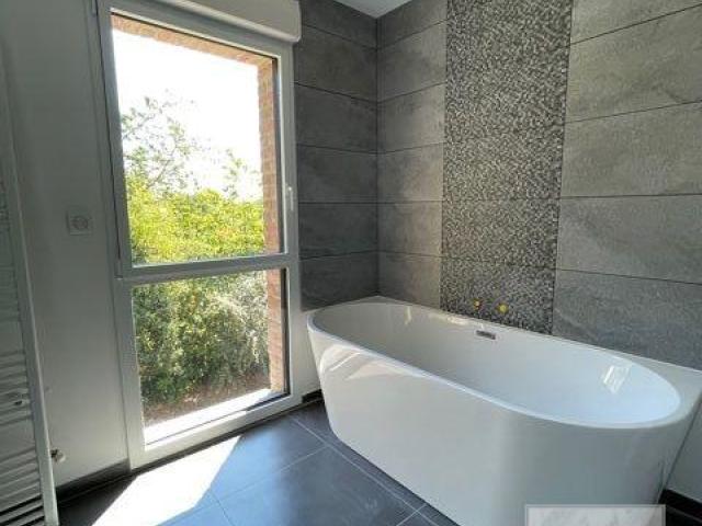 En fond d'allÃ©e privÃ©e, splendide maison contemporaine